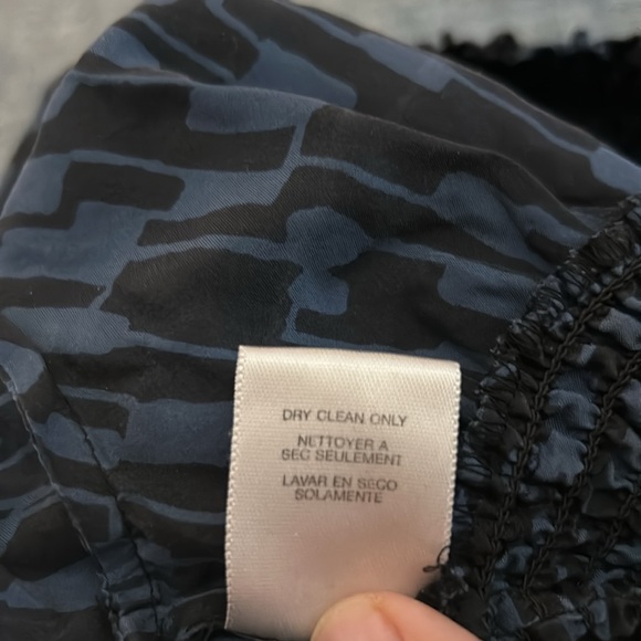 100% Silk key hole short sleeve blouse - Picture 6 of 6